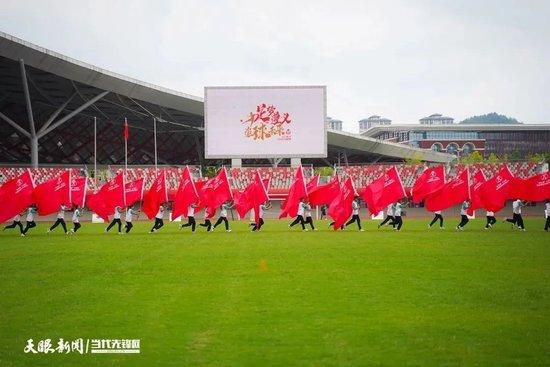 当地时间2月14日 生子后首现身！