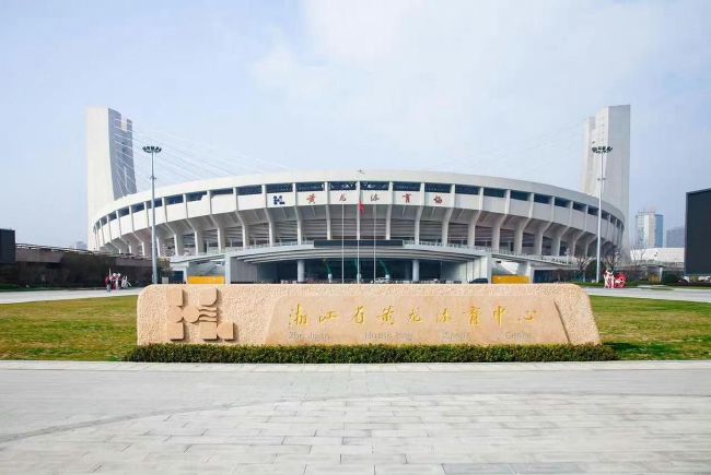 金棕榈名导阿比查邦抵台 出席金马影展闭幕片 2010-11-16 泰国导演阿比查邦韦拉斯塔古11月15日中午抵达台湾，这次他是应金马影展策划之《焦点影人专题》邀请赴台参与金马影展座谈会。