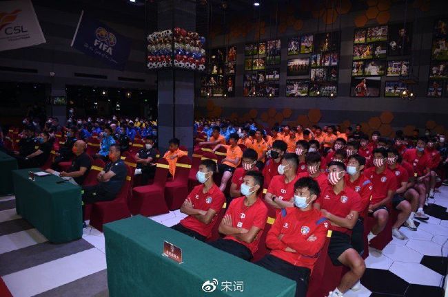 谈起与导演的首 《两只老虎》首映 范伟亲密称呼葛优：优优哥哥 2019-11-27 曾经在《天下无贼》《手机》《私人订制》等多部影片中合作的范伟和葛优再次为大家带来笑料。