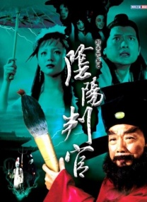 他们表情怪诞，着装普通。