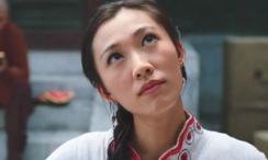 赵丽颖复古写真 大波浪配红裙大秀美腿 2022-11-28 11月27日，赵丽颖工作室晒出一组赵丽颖的最新写真。